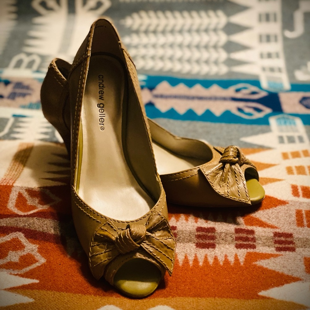ANDREW GELLER 🤎 Tan Peep Toe Heels In Size 8